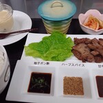 山海食彩 実りの樹 - 色んなのが出てきて楽しい。タレも3種類あってタンには別にレモンが付いてきました。