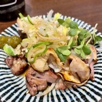 串焼 さと村 - ホルモンポン酢  何種類かのホルモン焼きにたっぷりネギとポン酢が掛かってるやーつ！鉄板ですね！柚子胡椒が添えられてるのがコチラの特徴。コレが合うのよねぇ！