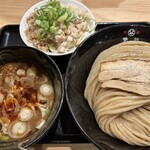 麺屋 たけ井 貝塚店 - 辛つけ麺 [大] ¥1.180(税込)   鶏豚ネギ飯 ¥300(税込)