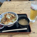 山の食堂 ひびき - 料理写真:豚バラ丼と生ビール