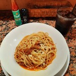 Pasuta Kozou - 具と麺がしっかり混ざったミートソース900円、日祝はソフトドリンク付き♪卓上にはブラックペッパーやハバネロなど味変アイテムも