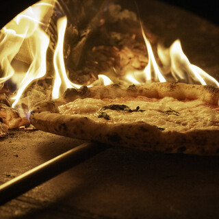 큰 박력의 장작 솥에서 굽는 본격 나폴리 피자