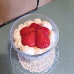 松孫喫茶店 - 苺と杏仁のグラスデザート