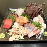 Umi No Sachi Saramumu - お造り盛り合わせ（鯛、鮪、中トロ、伊勢海老、鯨の舌、縞鯵、平目）