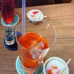 カナカナ - ピーチフレーバーのアイスティーといちごの牛乳かん