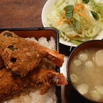 大使館 - 『エビ重』(税込み1870円)メインと野菜サラダ、そして味噌汁