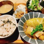 瓦そば すずめ - ロールキャベツ、サラダ、豆腐、きんぴら、お味噌汁、ご飯