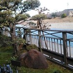 赤福 - 五十鈴川のせせらぎを眺めながらも乙なものです