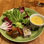 ビストロ エル - 〈前菜〉
            ・かぼちゃの温かいスープ
            ・パテ
            ・ラタトュイユ
            ・サラダ