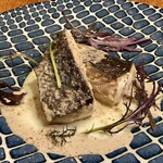 Bistro EL - 〈メインディッシュ〉
                      鰆のサワラのロースト + ¥500
                      （魚介出汁と黒オリーブのソース）