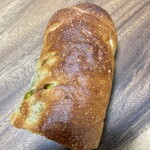 パレ　ベーカリー - うぐいすフランス上から。スーパーのパンらしからぬビジュアル