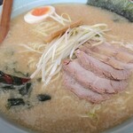 ラーメン青木亭 - チャーシュー・ネギ・メンマ・ゆで玉子・のり・わかめと具だくさんです(-ω☆)ｷﾗﾘ