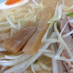 ラーメン青木亭 - メンマ・ゆで玉子・のり・わかめが名脇役です(⁠◕⁠દ⁠◕⁠)