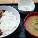 吉野家 - 牛ハヤシライス(589円)半熟玉子(107円)
            とん汁(217円)