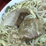 ラーメン二郎 - 豚は小ぶりで肉質しっかり。口の中で繊維にそってほぐれました。