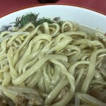 Ramen Jirou - スープ表面は液体油がタップリ。スープを吸う前の麺の色。