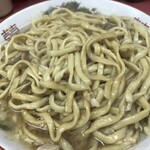 ラーメン二郎 - 天地返しした麺はスープを吸ってウマし色。