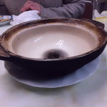 花生食堂 - で、湯豆腐のお鍋です。年季が入ってますよね・・・