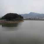 Katsugyo Donya Kaihou - 板張りの座敷席の窓から見える景色。海～と、思ったら、池～！