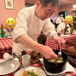 ブション - メインをサーブして下さるシェフ