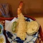 さんすけ - ししとう、茄子、海老となる

海老は冷凍されてた品っぽい
軽く水っぽさのある柔らかさだけど
衣がサクッとしていて美味しい