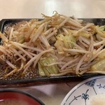 はと屋 - 鉄板ジュージュー　野菜シャキシャキで甘いです