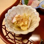 Sansuke - ◯キャベツ
                      キャベツと蕪のスライスにレモン醤油出汁
                      サラダ油な味わいのタレが掛けられていて
                      シャキシャキさっぱり美味しい味わい