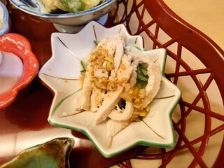 San suke - ◯棒々鶏
                        すり胡麻とごま油と爽やかさのある味わいで
                        生姜が載せられていた
                        
                        生姜で味わいが締まりさっぱりと
                        鶏肉が美味しく食べられる