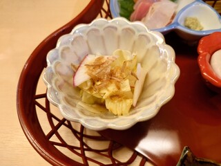 San suke - ◯キャベツ
                        キャベツと蕪のスライスにレモン醤油出汁
                        サラダ油な味わいのタレが掛けられていて
                        シャキシャキさっぱり美味しい味わい