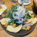 ベーカリー&レストラン 沢村 - 季節のフルーツとフェタチーズのギリシャ風サラダ