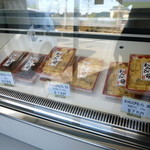 山吉商店 - 他にもわらび餅(黒）とチョコなどの変り種も♪