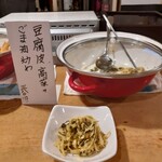 はなしのぶ - 豆腐皮は、今時流行りですね。高菜と炒めてバッチリおつまみ