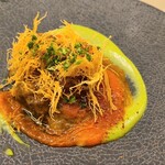 Maison DIA Mizuguchi - ⑫牛肉を豚肉のチョリソーのスープで味付けしたバスク風煮込み、揚げカダイフ載せ、赤パプリカのエスプレット風味