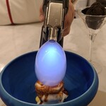 Maison DIA Mizuguchi - ⑭ポーチドエッグ(名古屋コーチンの卵、3時間鶏出汁に漬け込む)、インカのめざめ(北海道産)
            燻製入りシャボン玉を作っているところ
