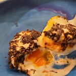 Maison DIA Mizuguchi - ⑭ポーチドエッグ(名古屋コーチンの卵、3時間鶏出汁に漬け込む)、インカのめざめ(北海道産)、燻製入りシャボン玉載せ、削り黒トリュフ掛け