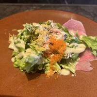 鉄板焼 摩天楼 東京スカイツリー・ソラマチ店 - 蟹味噌ドレッシングがかかっています。
