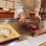 Teppanyaki Kaika - お肉焼き中