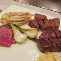 鉄板焼 かいか - ＋1,500円で各コースフィレ肉へ変更可能。12,600円のフィレ肉の方(奥)がサシ多め
