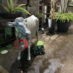 焼肉Garden MISAWA - 牛のオブジェが目印