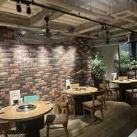 焼肉Garden MISAWA - Garden風のお洒落な店内フロア