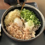 うどん・そば やま信 - おろし冷そばに汁を掛ける