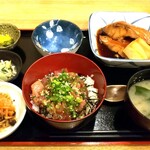 季節の料理とお酒 ながやま - まぐろ丼 ＋ 煮魚（きんめ鯛）