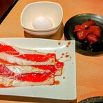 Yakiniku Kingu - 【名物】炙りすき焼カルビ、ホルモン　牛レバー(味噌) 