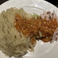 四川料理 龍の子 - タレは別添。好きな量を好きなタイミングでかけられます