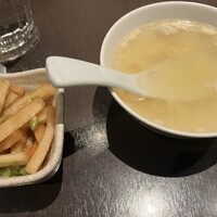 四川料理 龍の子 - 先に到着したスープと漬物