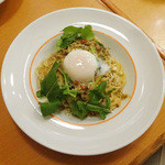 Supagetthishokudoudona - 半熟卵とルーコラ