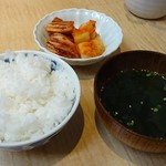 松阪屋 - ご飯とわかめスープ、キムチで〆ます