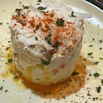 魚介イタリアン&チーズ UMIバル - 燻製ポテサラ　煙も一緒に運ばれて、蓋をあけたらモクモクタイプの一皿です