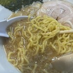 Ramen menkichi - 黄色い縮れ麺　デフォでちと柔らかめかな