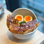 ネオ和食居酒屋 君に会いたくなるから - とろけるスマイル味噌角煮丼